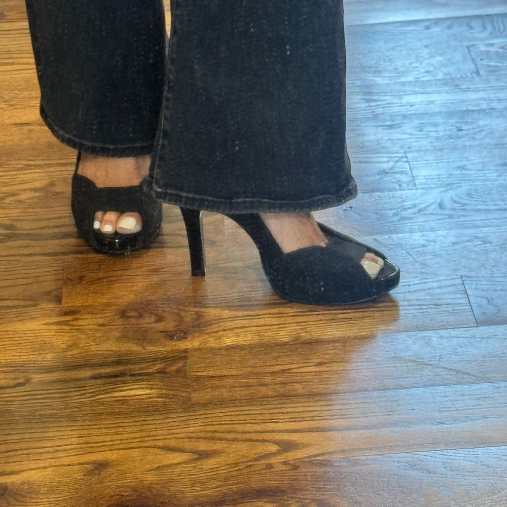 BCBG MAXAZRIA Elegant Black Peep-Toe Heels - Picture 9 of 13